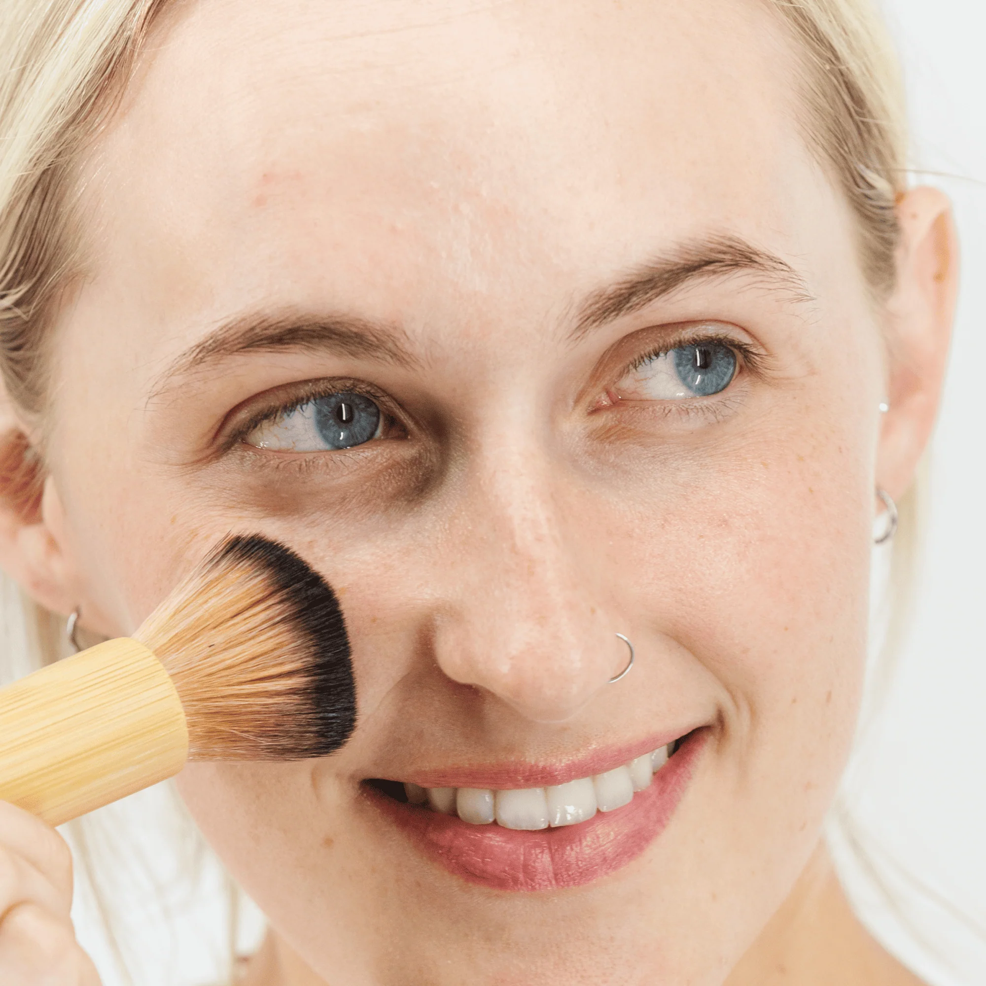 Self Tanner Kabuki Facial Brush - Image 4